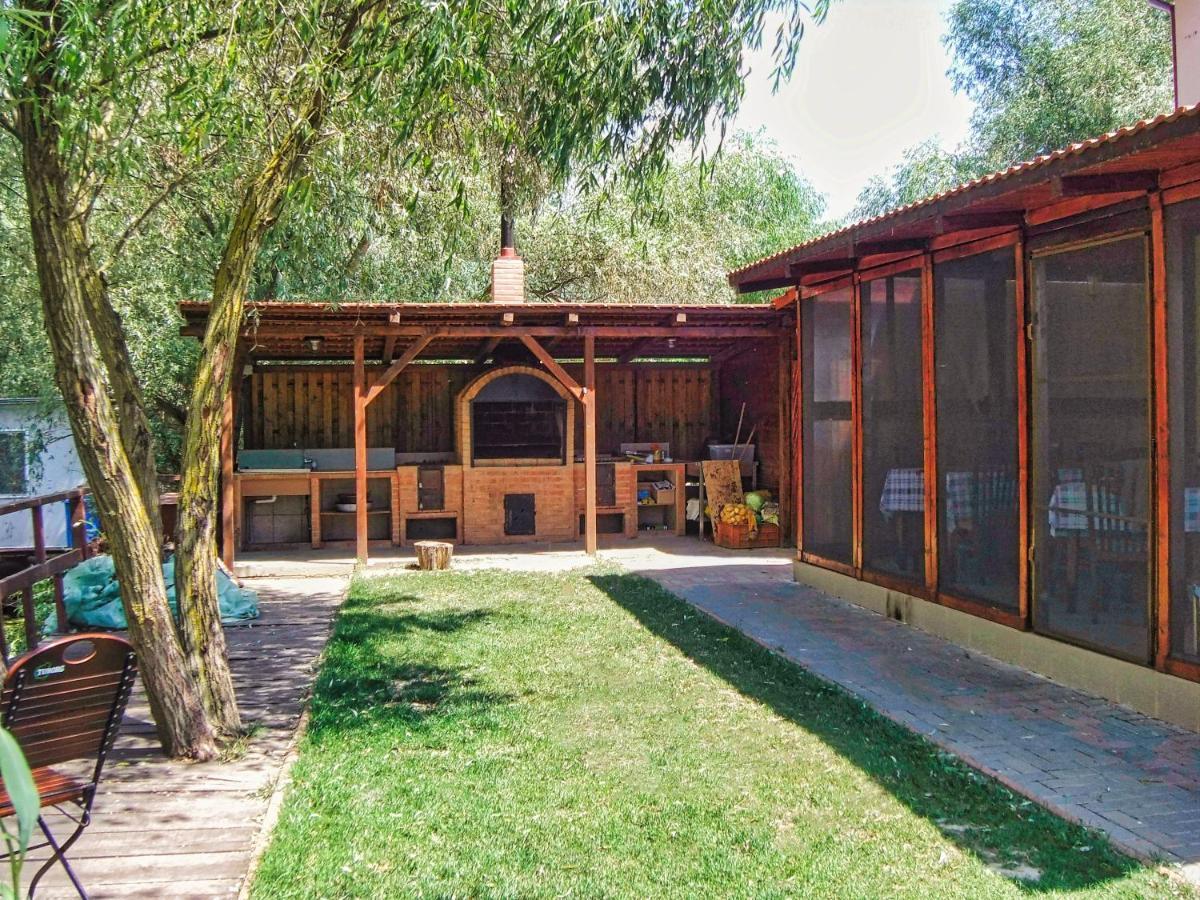 Pensiunea Crisan Ngoại thất bức ảnh